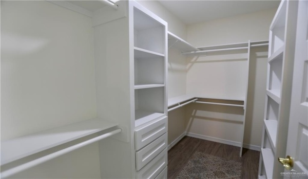 2328 N Peking Street, McAllen, TX 78501, 3 Bedrooms Bedrooms, ,2 BathroomsBathrooms,Residential,For Sale,2328 N Peking Street,456827