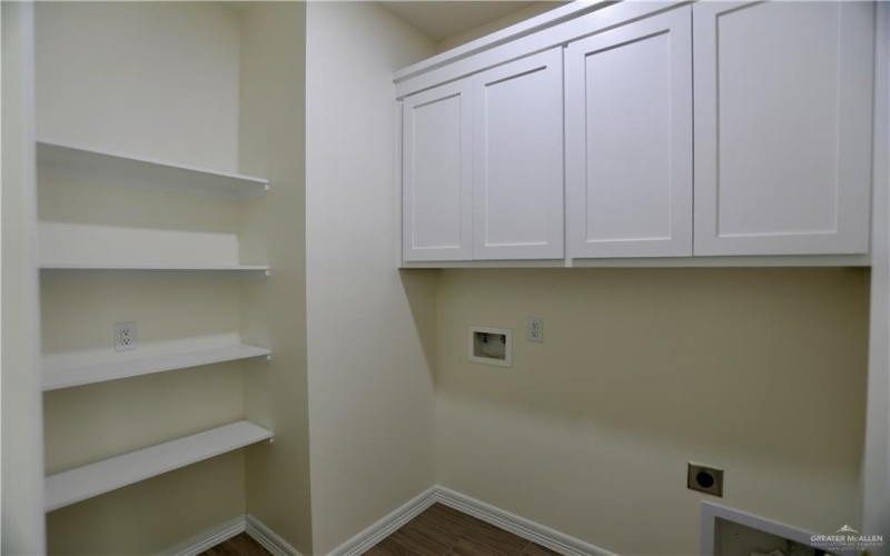 2328 N Peking Street, McAllen, TX 78501, 3 Bedrooms Bedrooms, ,2 BathroomsBathrooms,Residential,For Sale,2328 N Peking Street,456827