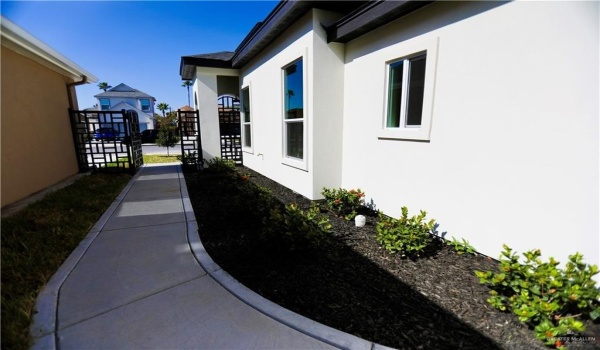 2328 N Peking Street, McAllen, TX 78501, 3 Bedrooms Bedrooms, ,2 BathroomsBathrooms,Residential,For Sale,2328 N Peking Street,456827