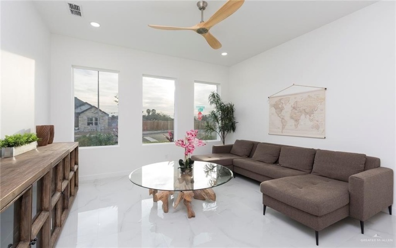 5703 N 44th Lane, McAllen, TX 78504, 3 Habitaciones Habitaciones , ,3 BañosBaños,Residential,En Venta,5703 N 44th Lane,458918