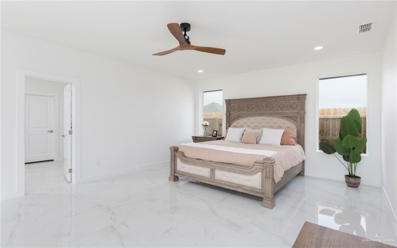 5703 N 44th Lane, McAllen, TX 78504, 3 Habitaciones Habitaciones , ,3 BañosBaños,Residential,En Venta,5703 N 44th Lane,458918