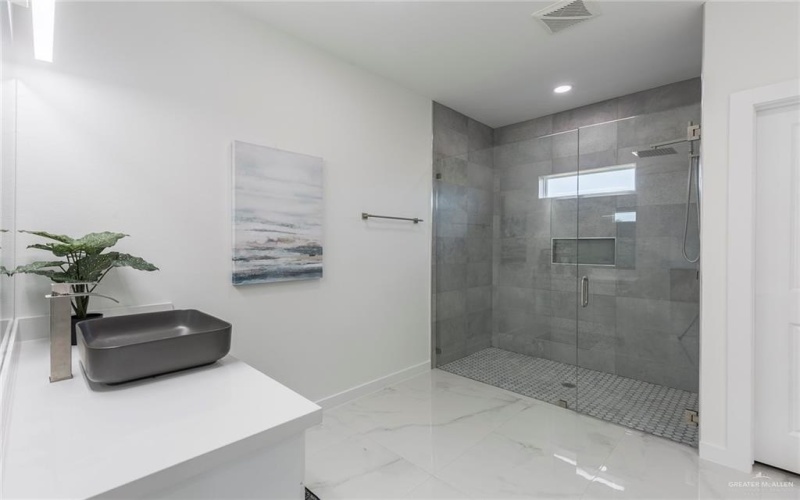 5703 N 44th Lane, McAllen, TX 78504, 3 Habitaciones Habitaciones , ,3 BañosBaños,Residential,En Venta,5703 N 44th Lane,458918