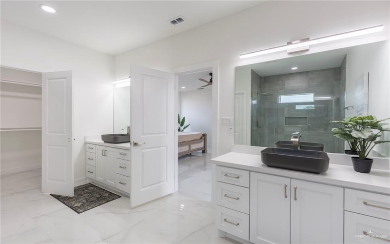 5703 N 44th Lane, McAllen, TX 78504, 3 Habitaciones Habitaciones , ,3 BañosBaños,Residential,En Venta,5703 N 44th Lane,458918
