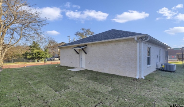 602 N Bois D Arc, Tyler, TX 75702, 3 Bedrooms Bedrooms, ,2 BathroomsBathrooms,Residential,For Sale,602 N Bois D Arc,25000130