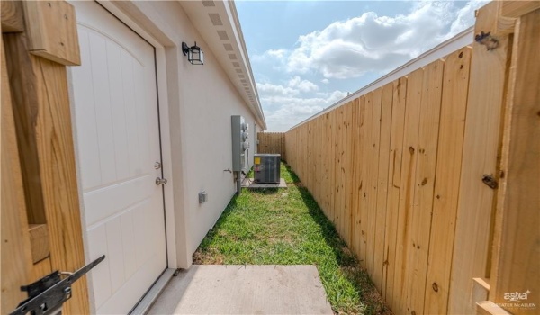 3021 Briggs Road, Weslaco, TX 78596, ,Residential Multi Family,En Venta,3021 Briggs Road,466855