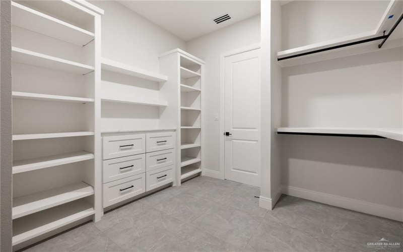 1717 S Middleton Street, Edinburg, TX 78539, 4 Bedrooms Bedrooms, ,3 BathroomsBathrooms,Residential,For Sale,1717 S Middleton Street,467956