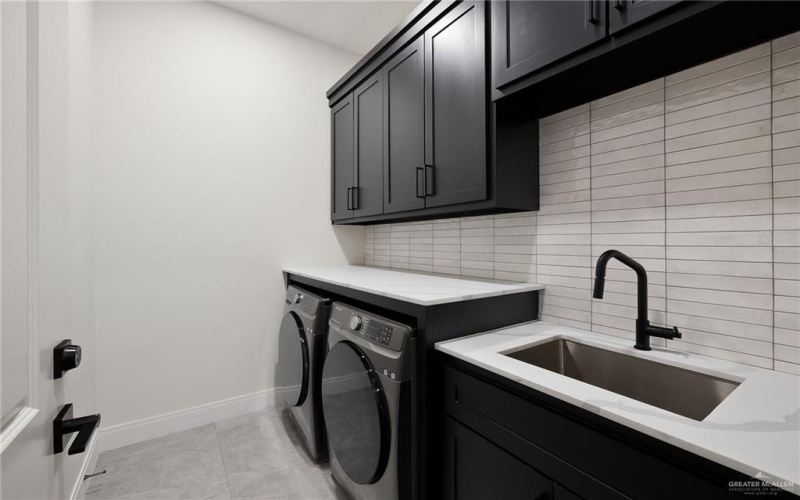 1717 S Middleton Street, Edinburg, TX 78539, 4 Bedrooms Bedrooms, ,3 BathroomsBathrooms,Residential,For Sale,1717 S Middleton Street,467956