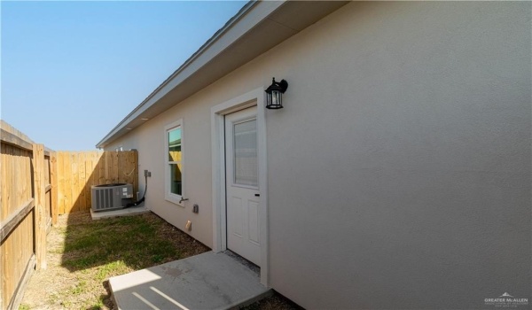 1006 N Clarence Avenue, Edinburg, TX 78541, ,Residential Multi Family,For Sale,1006 N Clarence Avenue,469217