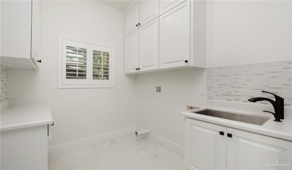 1313 Oriole Avenue, McAllen, TX 78504, 4 Bedrooms Bedrooms, ,5 BathroomsBathrooms,Residential,For Sale,1313 Oriole Avenue,469350