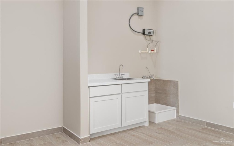 1229 E Griffin Parkway #D, Mission, TX 78572, ,Arrendamiento Comercial,En Alquiler,1229 E Griffin Parkway,469449