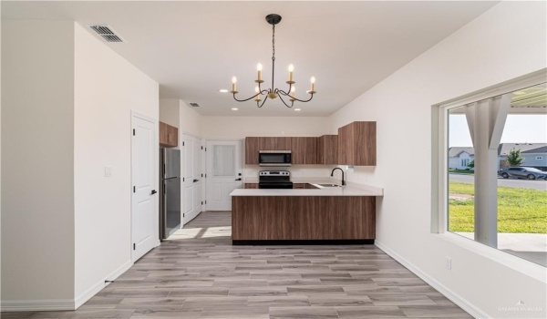 1006 N Clarence Avenue #3, Edinburg, TX 78541, 3 Bedrooms Bedrooms, ,2 BathroomsBathrooms,Residential Lease,For Rent,1006 N Clarence Avenue,469459