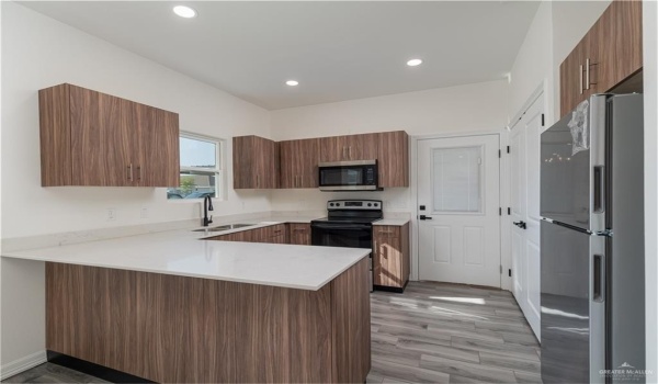 1006 N Clarence Avenue #3, Edinburg, TX 78541, 3 Bedrooms Bedrooms, ,2 BathroomsBathrooms,Residential Lease,For Rent,1006 N Clarence Avenue,469459