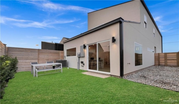 2605 Warbler Avenue, McAllen, TX 78504, 3 Bedrooms Bedrooms, ,2 BathroomsBathrooms,Residential,For Sale,2605 Warbler Avenue,470266
