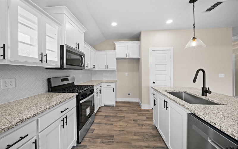 16221 Crossing Circle, Lindale, TX 75771, 3 Bedrooms Bedrooms, ,2 BathroomsBathrooms,Residential,For Sale,16221 Crossing Circle,24002584