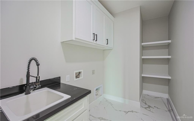 8038 N 51st Street, McAllen, TX 78504, 3 Habitaciones Habitaciones , ,2 BañosBaños,Residential,En Venta,8038 N 51st Street,470371