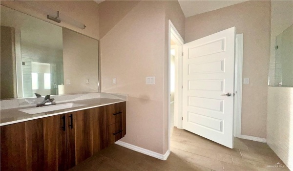 910 N Spruce Street #3, Edinburg, TX 78541, 1 Bedroom Bedrooms, ,1 BathroomBathrooms,Residential Lease,For Rent,910 N Spruce Street,470560