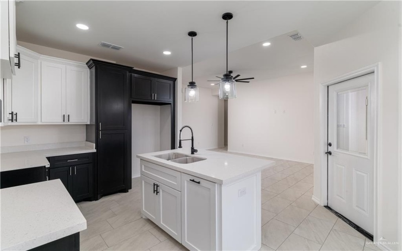 328 N Leon Avenue, Elsa, TX 78543, 3 Bedrooms Bedrooms, ,2 BathroomsBathrooms,Residential,For Sale,328 N Leon Avenue,470822