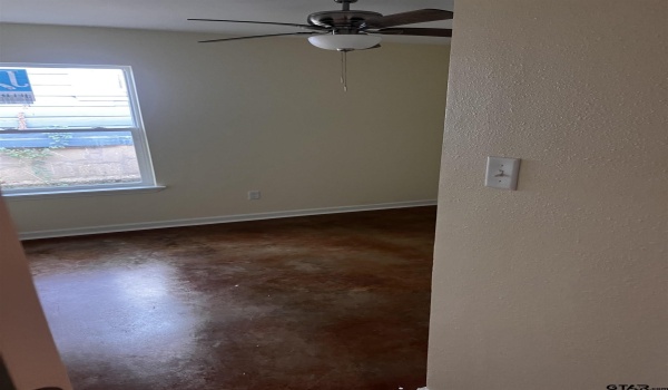1131 E Commerce St, Tyler, TX 75702, ,5 BañosBaños,Residential Multi Family,En Venta,1131 E Commerce St,24016824