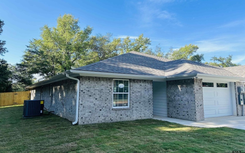 8439 Garrett Dr., Tyler, TX 75703, ,2 BañosBaños,Residential Multi Family,En Venta,8439 Garrett Dr.,24016830