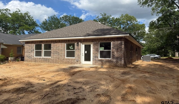 1100 N Bois D Arc, Tyler, TX 75702, 3 Bedrooms Bedrooms, ,2 BathroomsBathrooms,Residential,For Sale,1100 N Bois D Arc,25003789