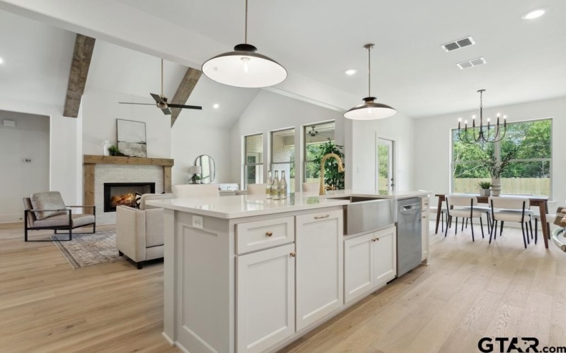 5300 Hollytree Dr, Tyler, TX 75703, 3 Habitaciones Habitaciones , ,2 BañosBaños,Residential,En Venta,5300 Hollytree Dr,25004839