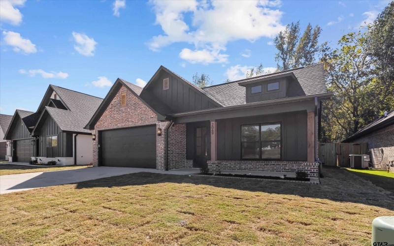 2069 Locklear Ln, Tyler, TX 75703, 4 Habitaciones Habitaciones , ,2 BañosBaños,Residential,En Venta,2069 Locklear Ln,25004924