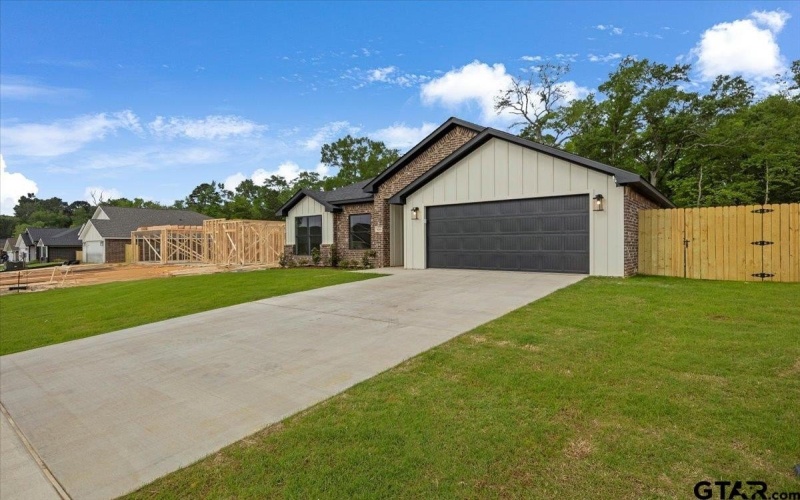 16226 Crossing Circle, Lindale, TX 75771, 4 Bedrooms Bedrooms, ,2 BathroomsBathrooms,Residential,For Sale,16226 Crossing Circle,25005995