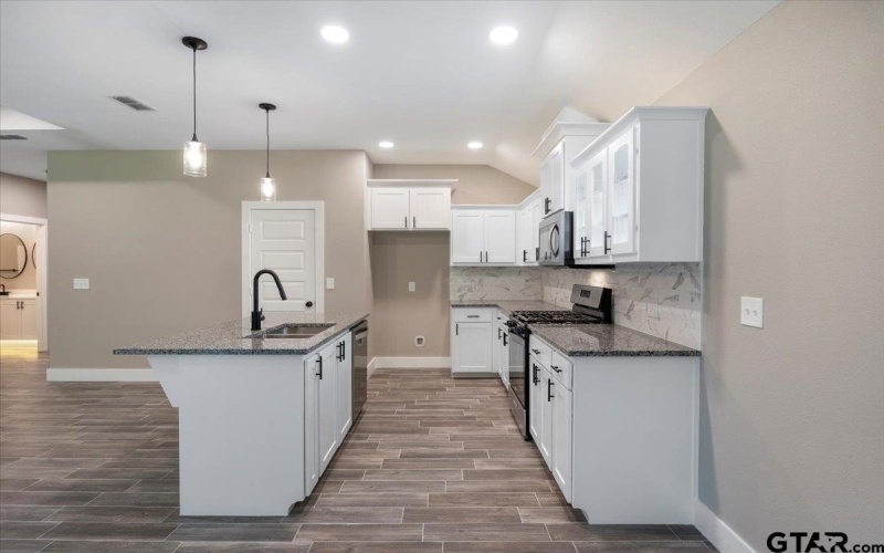 16226 Crossing Circle, Lindale, TX 75771, 4 Bedrooms Bedrooms, ,2 BathroomsBathrooms,Residential,For Sale,16226 Crossing Circle,25005995