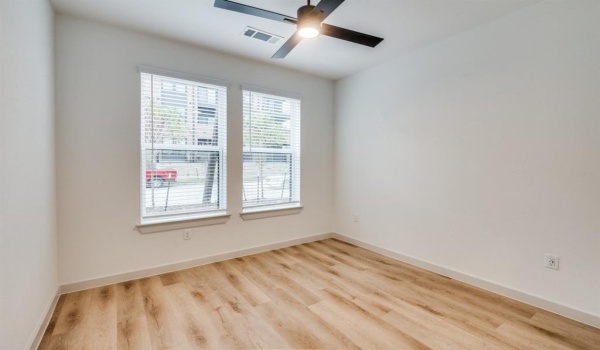 512 N Ewing Avenue #304, Dallas, TX 75203, 1 Dormitorio Habitaciones , ,1 BañoBaños,Residential Lease,En Alquiler,512 N Ewing Avenue,20866798