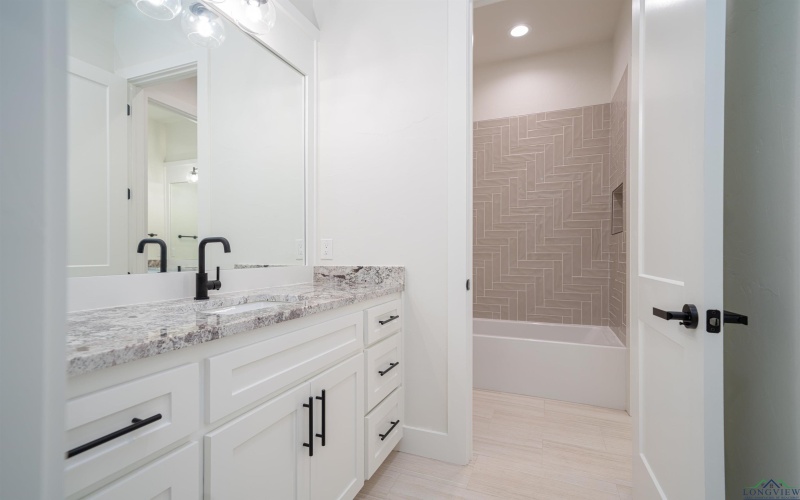 105 Thorn Briar, Longview, TX 75602, 4 Bedrooms Bedrooms, ,3 BathroomsBathrooms,Residential,For Sale,105 Thorn Briar,20240169