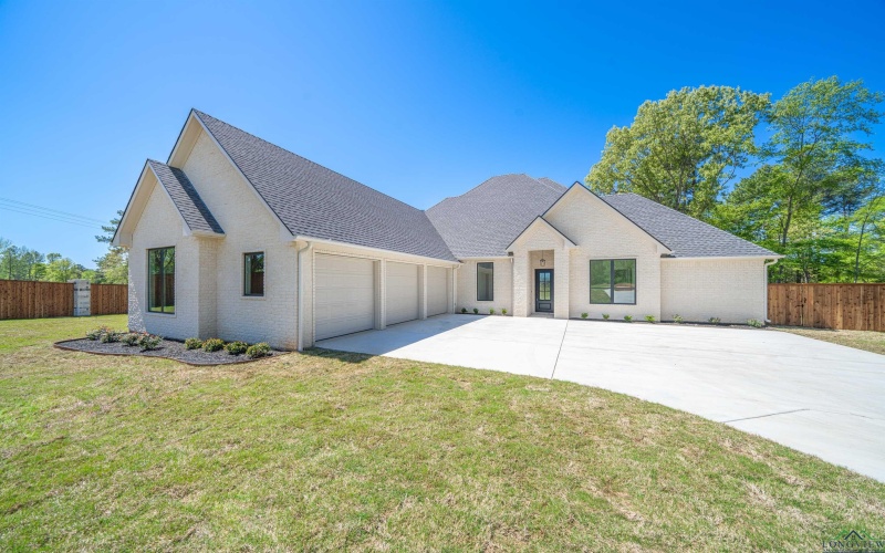 105 Thorn Briar, Longview, TX 75602, 4 Bedrooms Bedrooms, ,3 BathroomsBathrooms,Residential,For Sale,105 Thorn Briar,20240169