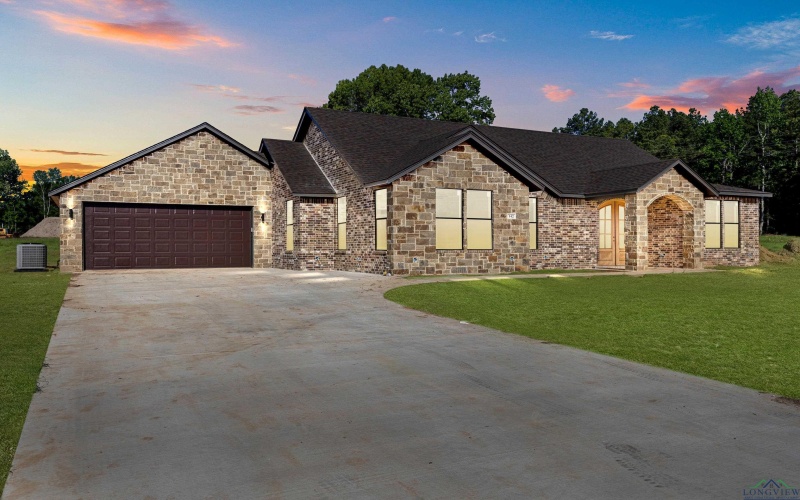 142 BIG OAKS RD, Kilgore, TX 75662, 4 Habitaciones Habitaciones , ,2 BañosBaños,Residential,En Venta,142 BIG OAKS RD,20252481