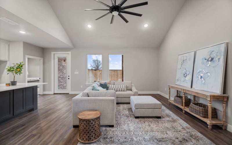 10 Wilshire Boulevard, Lubbock, TX 79416, 4 Bedrooms Bedrooms, ,2 BathroomsBathrooms,Residential,For Sale,10 Wilshire Boulevard,202550551