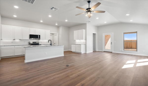 1610 N Dover Avenue, Lubbock, TX 79416, 4 Habitaciones Habitaciones , ,2 BañosBaños,Residential,En Venta,1610 N Dover Avenue,202551846
