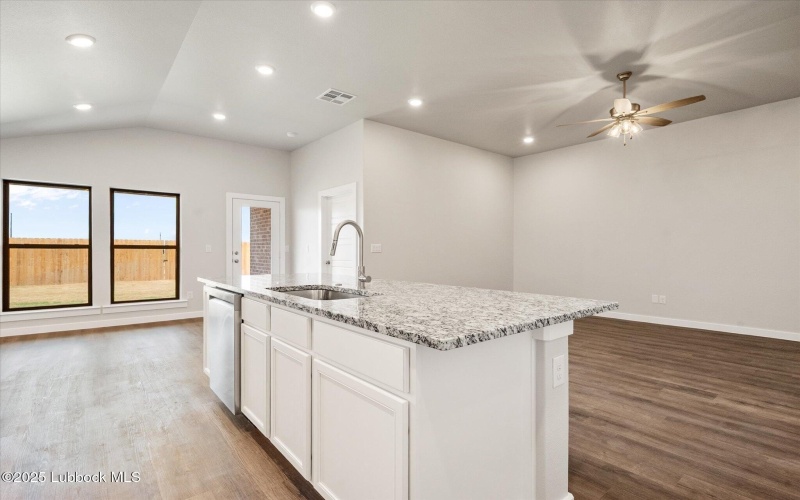 7026 8th Street, Lubbock, TX 79416, 3 Habitaciones Habitaciones , ,2 BañosBaños,Residential,En Venta,7026 8th Street,202554037