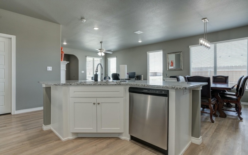 6928 11th Street, Lubbock, TX 79416, 3 Bedrooms Bedrooms, ,2 BathroomsBathrooms,Residential,For Sale,6928 11th Street,202553311