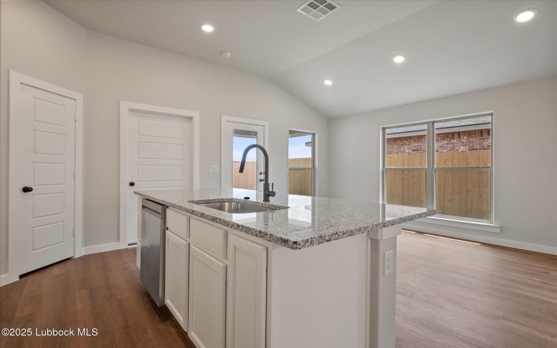 1618 N Dover Avenue, Lubbock, TX 79416, 4 Habitaciones Habitaciones , ,2 BañosBaños,Residential,En Venta,1618 N Dover Avenue,202553320