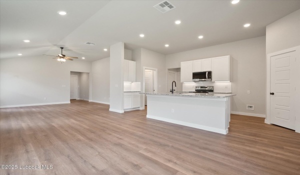 1618 N Dover Avenue, Lubbock, TX 79416, 4 Habitaciones Habitaciones , ,2 BañosBaños,Residential,En Venta,1618 N Dover Avenue,202553320