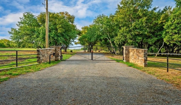 1054 Waters Edge Drive, Denison, TX 75020, 4 Bedrooms Bedrooms, ,3 BathroomsBathrooms,Residential,For Sale,1054 Waters Edge Drive,20507460
