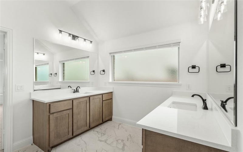 913 Cannes Drive, Red Oak, TX 75154, 5 Habitaciones Habitaciones , ,5 BañosBaños,Residential,En Venta,913 Cannes Drive,20490139