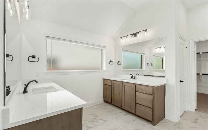 913 Cannes Drive, Red Oak, TX 75154, 5 Habitaciones Habitaciones , ,5 BañosBaños,Residential,En Venta,913 Cannes Drive,20490139