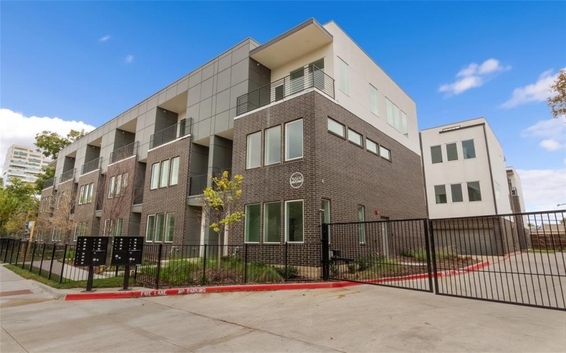3915 N Hall Street #302, Dallas, TX 75219, 3 Bedrooms Bedrooms, ,3 BathroomsBathrooms,Residential Lease,For Rent,3915 N Hall Street,20630631