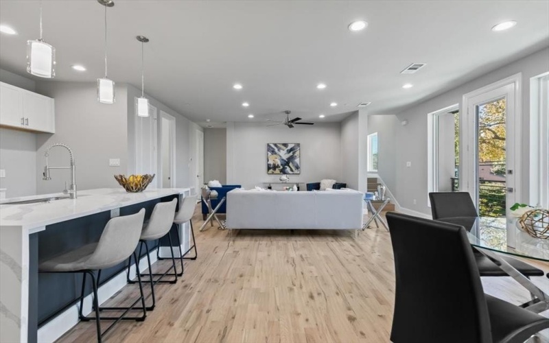4401 Cabell Drive #101, Dallas, TX 75204, 2 Habitaciones Habitaciones , ,2 BañosBaños,Residential,En Venta,4401 Cabell Drive,20644132