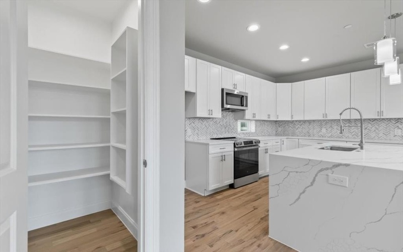 4401 Cabell Drive #102, Dallas, TX 75204, 2 Bedrooms Bedrooms, ,2 BathroomsBathrooms,Residential,For Sale,4401 Cabell Drive,20644299