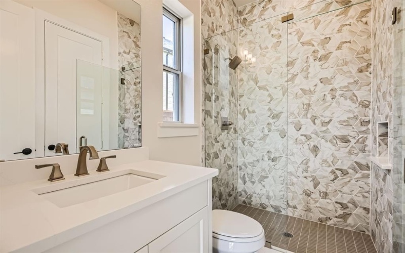8725 Edgewater Drive, The Colony, TX 75056, 5 Habitaciones Habitaciones , ,6 BañosBaños,Residential,En Venta,8725 Edgewater Drive,20707038