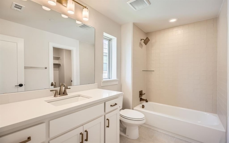 8725 Edgewater Drive, The Colony, TX 75056, 5 Habitaciones Habitaciones , ,6 BañosBaños,Residential,En Venta,8725 Edgewater Drive,20707038