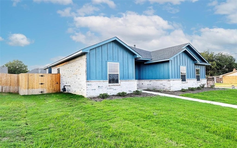 1412 Mason Street, Bowie, TX 76230, 3 Bedrooms Bedrooms, ,2 BathroomsBathrooms,Residential,For Sale,1412 Mason Street,20697801