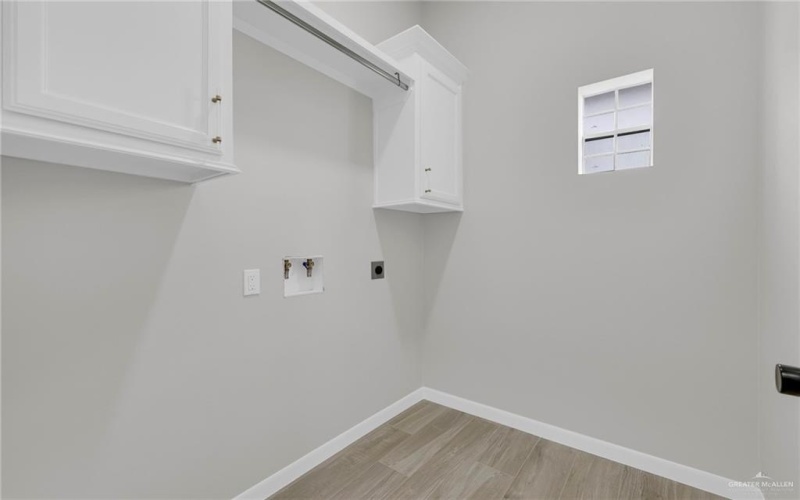 8007 N 48th Lane, McAllen, TX 78504, 4 Bedrooms Bedrooms, ,3 BathroomsBathrooms,Residential,For Sale,8007 N 48th Lane,461576
