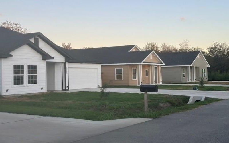 1010 S Preston Street, Ennis, TX 75119, 3 Bedrooms Bedrooms, ,2 BathroomsBathrooms,Residential,For Sale,1010 S Preston Street,20740604